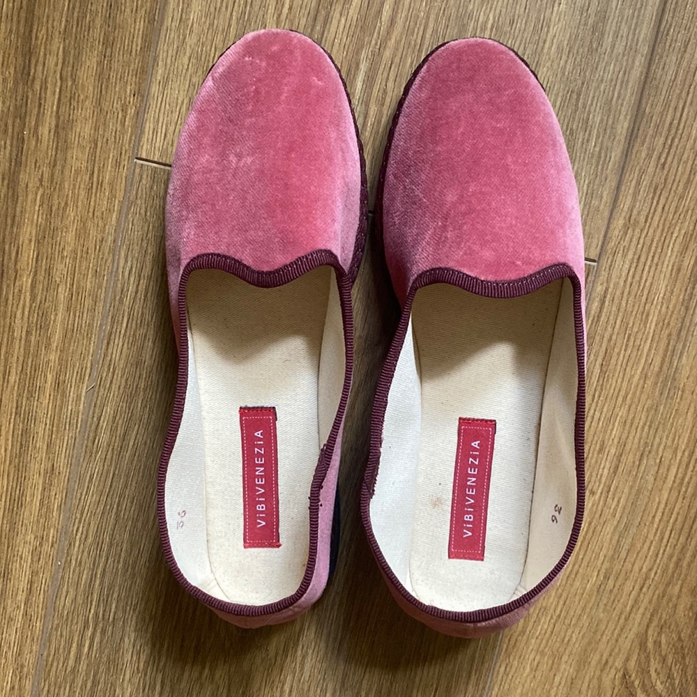 NWOT VIBI VENEZIA velvet loafers.